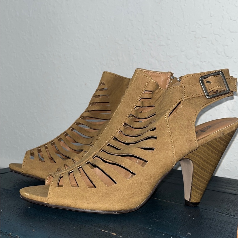 ❤️‍🔥 4 for $20 (bundle) Rue21 Tan Cutout Heeled Sandals size 10